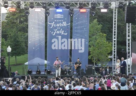 Washington DC, États-Unis, 4 juillet 2022. Andy Grammer se produit après que le président des États-Unis Joe Biden et la première dame Dr. Jill Biden ont fait des remarques avant une représentation sur la pelouse sud de la Maison Blanche à Washington, DC lors d'une célébration pour les familles militaires lundi, 4 juillet 2022. Plus tôt, le Président a fait des remarques sur le patriotisme et sur les fusillades de masse à Highland Park, Illinois.Credit: Chris Kleponis / Pool via CNP Banque D'Images