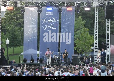 Washington, États-Unis d'Amérique. 04th juillet 2022. Andy Grammer se produit après que le président des États-Unis Joe Biden et la première dame Dr. Jill Biden ont fait des remarques avant une représentation sur la pelouse sud de la Maison Blanche à Washington, DC lors d'une célébration pour les familles militaires lundi, 4 juillet 2022. Plus tôt, le Président a fait des remarques sur le patriotisme et les fusillades de masse à Highland Park, Illinois.Credit: Chris Kleponis/Pool/Sipa USA Credit: SIPA USA/Alay Live News Banque D'Images