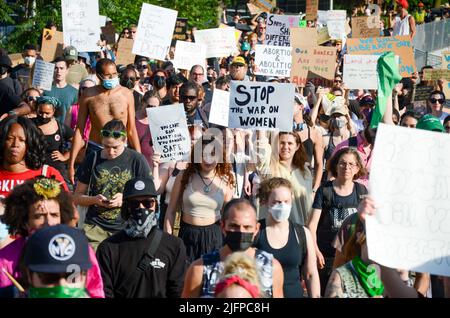 Des centaines de personnes portent des panneaux tout en marchant sur le pont de Brooklyn, à New York, pour exiger la justice pour l'avortement et d'autres questions sociales 4 juillet 2022. Banque D'Images