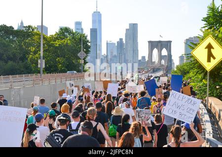 Des centaines de personnes portent des panneaux tout en marchant sur le pont de Brooklyn, à New York, pour exiger la justice pour l'avortement et d'autres questions sociales 4 juillet 2022. Banque D'Images