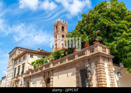 L'historique Palazzo Micheletti sur la Piazza San Martino dans le centre médiéval historique de la ville toscane de Lucques, en Italie. Banque D'Images