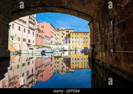 Sous l'un des ponts en tunnel au-dessus des canaux de la Nouvelle Venise dans la ville portuaire méditerranéenne de Livourne, en Italie, dans la région de Toscane. Banque D'Images