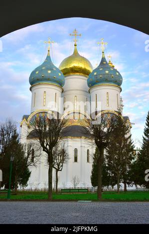 Église orthodoxe de la Trinité-Sergius Lavra. Assomption Cathédrale de l'ancienne architecture russe du XVIe siècle de l'arche de l'entrée ga Banque D'Images