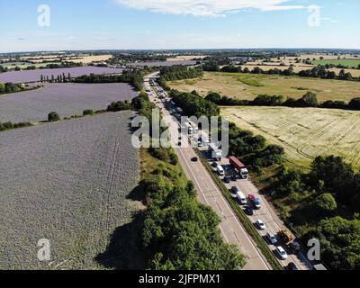 Colchester, Royaume-Uni. 04th juillet 2022. (NOTE DE LA RÉDACTION : image prise avec un drone) le trafic est bloqué le long de la A12 entre Colchester et Chelmsford tandis que les manifestants manifestent lentement contre la hausse du coût du carburant. (Photo par Edward Crawford/SOPA Images/Sipa USA) crédit: SIPA USA/Alay Live News Banque D'Images