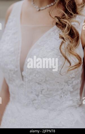 Une mariée portant sa belle robe blanche Banque D'Images