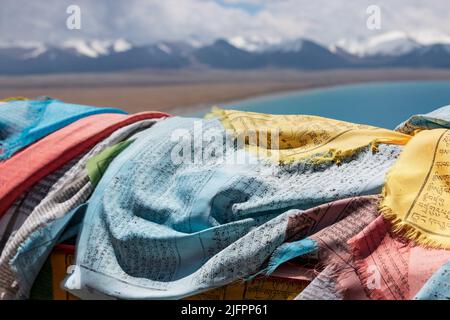 Tibet drapeaux de prière dans le lac Namtso, Tibet - Chine Banque D'Images