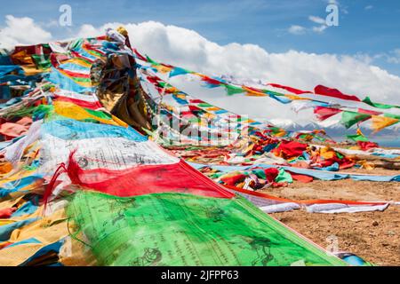 Tibet drapeaux de prière dans le lac Namtso, Tibet - Chine Banque D'Images