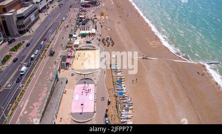 Brighton, Royaume-Uni. 02nd juillet 2022. (NOTE DE LA RÉDACTION: Image prise avec drone) une vue aérienne de Brighton bord de mer et de la plage le long d'une journée ensoleillée dans l'est du Sussex. Crédit : SOPA Images Limited/Alamy Live News Banque D'Images