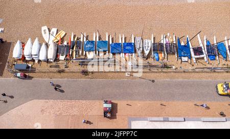 Brighton, Royaume-Uni. 02nd juillet 2022. (NOTE DE LA RÉDACTION : image prise avec un drone) une vue aérienne des bateaux sur la côte de Brighton Beach par une journée ensoleillée dans l'est du Sussex. Crédit : SOPA Images Limited/Alamy Live News Banque D'Images