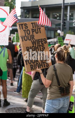 Seattle, États-Unis. 4th juillet 2022. Les manifestants Pro Choice descendent dans les rues du centre-ville de Seattle lors de la manifestation (No) Independence Day. La Cour suprême a récemment supprimé le précédent constitutionnel de près d'un demi-siècle pour protéger le droit de choisir d'une femme. Les activistes se réunissent à travers le pays le jour de l'indépendance aux États-Unis pour faire savoir à la Cour suprême des États-Unis qu'ils ne laisseront pas la haute cour nier à une femme le droit indépendant de choisir sans se battre. James Anderson/Alay Live News Banque D'Images