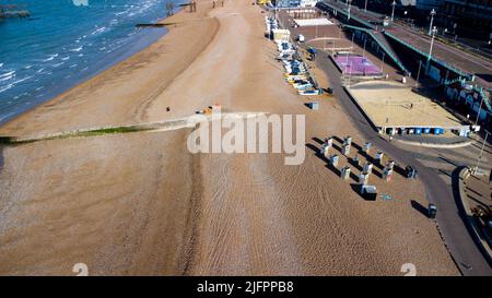 Brighton, Royaume-Uni. 02nd juillet 2022. (NOTE DE LA RÉDACTION: Image prise avec drone) une vue aérienne de la côte de Brighton Beach par une journée ensoleillée dans l'est du Sussex. (Photo de Dinendra Haria/SOPA Images/Sipa USA) crédit: SIPA USA/Alay Live News Banque D'Images