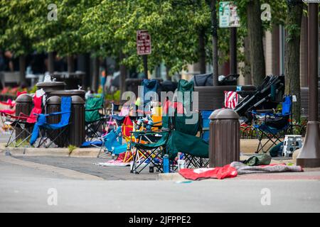 Highland Park, États-Unis. 4th juillet 2022. Central Ave est bordée de chaises de pelouse vides et d'effets personnels après une fusillade de masse à Highland Park, Illinois, États-Unis, 4 juillet 2022. Six personnes ont été tuées lors d'une fusillade de masse à l'occasion d'un défilé du jour de l'indépendance lundi matin à Highland Park, dans la banlieue nord de Chicago, Illinois. Credit: Vincent Johnson/Xinhua/Alay Live News Banque D'Images