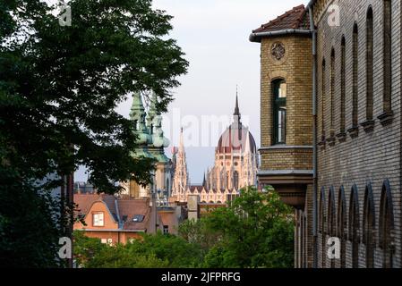 Vue sur le dôme du Parlement hongrois depuis Buda Banque D'Images