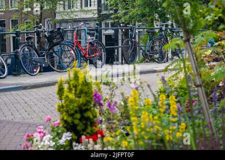 Amsterdam, pays-Bas - 21 juin 2022 : Amsterdam Cityscape avec des vélos sur un pont Banque D'Images