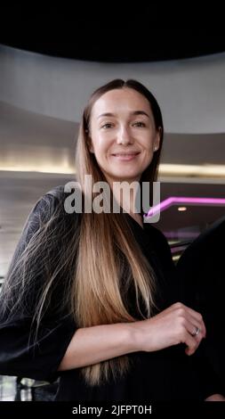 Belle dame avec des cheveux longs Brunette au Lounge Bar Cafe Restaurant Banque D'Images