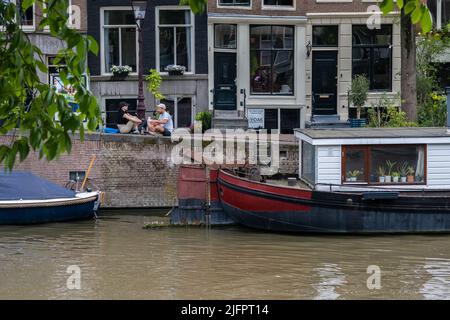 Amsterdam, pays-Bas - 21 juin 2022 : Péniche dans un canal dans le centre d'Amsterdam Banque D'Images