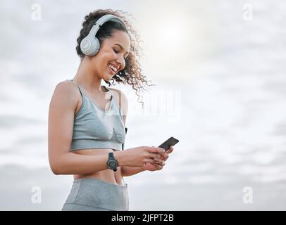 Se sentir positif au sujet de ses progrès. Photo courte d'une jeune athlète féminine attirante s'exerçant à l'extérieur. Banque D'Images