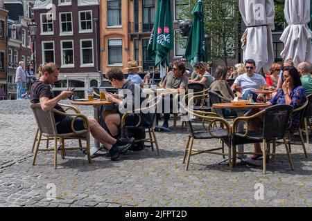 Amsterdam, pays-Bas - 21 juin 2022 : personnes prenant un verre au Bridge café Banque D'Images