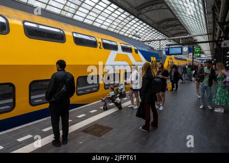 Amsterdam, pays-Bas - 21 juin 2022 : le train Nederlandse Spoorwegen arrive à la gare centrale d'Amsterdam Banque D'Images