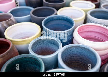 Vider les pots de fleurs en céramique dans la serre ou la serre Banque D'Images