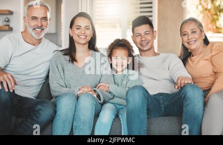 Les souvenirs sont inestimables. Photo d'une famille passant du temps ensemble à la maison. Banque D'Images