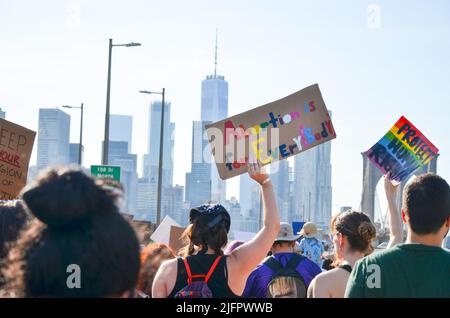 New York, États-Unis. 04th juillet 2022. Des centaines de personnes portent des panneaux tout en marchant sur le pont de Brooklyn, à New York, pour exiger la justice pour l'avortement et d'autres questions sociales 4 juillet 2022. (Photo de Ryan Rahman/Pacific Press) crédit: Pacific Press Media production Corp./Alay Live News Banque D'Images