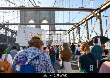 New York, États-Unis. 04th juillet 2022. Des centaines de personnes portent des panneaux tout en marchant sur le pont de Brooklyn, à New York, pour exiger la justice pour l'avortement et d'autres questions sociales 4 juillet 2022. (Photo de Ryan Rahman/Pacific Press) crédit: Pacific Press Media production Corp./Alay Live News Banque D'Images