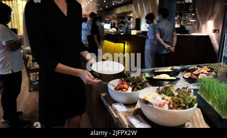 Une femme au buffet servant la ligne W Hotel Kitchen Table Restaurant Bangkok Thaïlande Banque D'Images