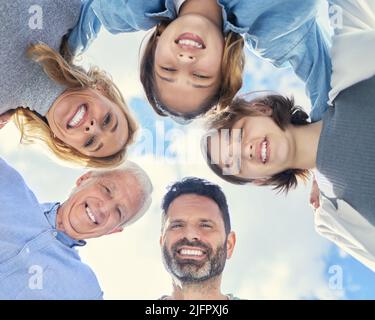 Un câlin de la famille dure toute une vie. Photo d'un caucus de famille à la maison. Banque D'Images