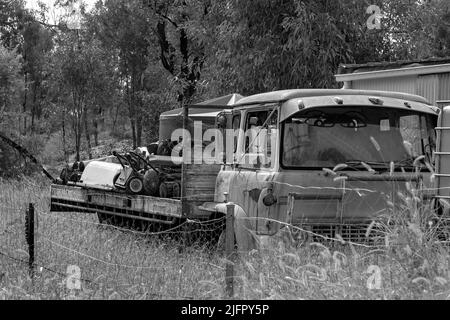 Un vieux camion jaune plein d'équipements miniers de saphir rouillé sur des champs de gemmes à Rubyvale Queensland en Australie Banque D'Images