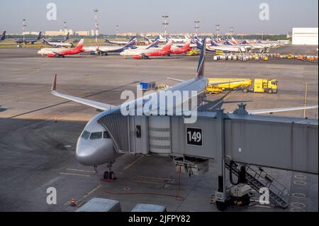 MOSCOU, RUSSIE - 08 JUILLET 2022 : l'aéroport international Sheremetyevo est l'aéroport le plus achalandé de Russie. Flotte de compagnies aériennes à Moscou. Maintenance de l'avion à Banque D'Images