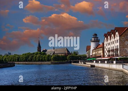 Kaliningrad, Russie. 11 mai 2016. L'horizon de la ville, la rivière Pregolya et les sites de la ville sur fond de ciel bleu. Banque D'Images