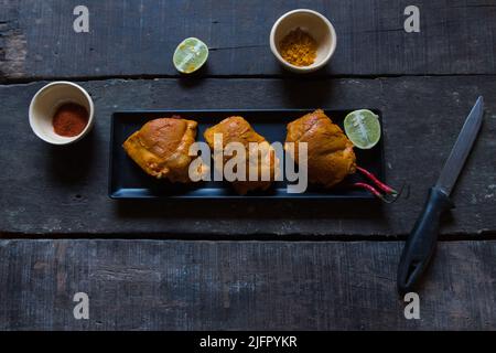 Morceau de poulet mariné sur plateau avec mise au point sélective Banque D'Images