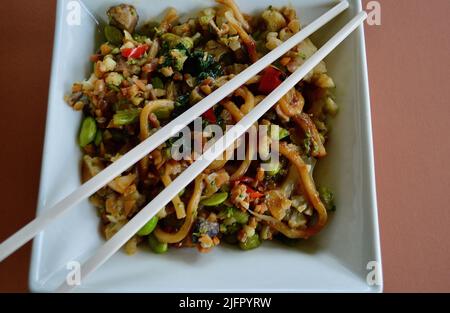 Sautés de légumes japonais avec nouilles Udon Banque D'Images