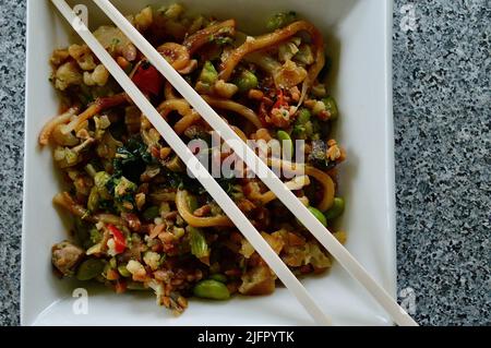 Sautés de légumes japonais avec nouilles Udon Banque D'Images