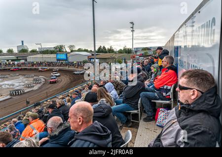 Réunion de Banger Racing au stade Lynn avec des spectateurs assis dans le stand de la grande-tribune, Norfolk, Royaume-Uni Banque D'Images