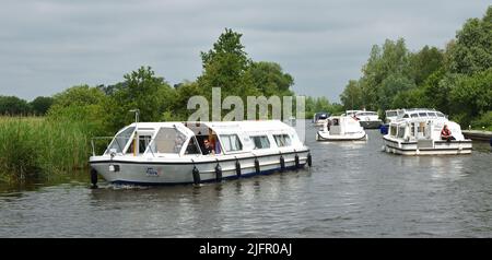 HOW HILL, NORFOLK, ANGLETERRE - 02 JUILLET 2021 : deux Broads Cruisers sur la rivière Ant à How Hill Norfolk. Banque D'Images