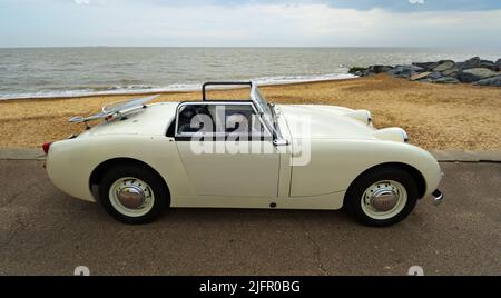 Classic White Austin Healey Sprite Motor Voiture garée sur promenade du front de mer. Banque D'Images