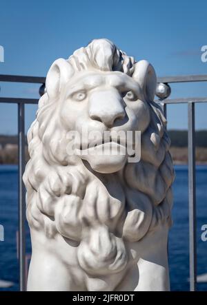 Statue en fer d'un lion sur le remblai de la ville. Banque D'Images