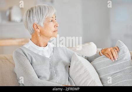 Les années ont vraiment fait un zoom avant Photo d'une femme âgée qui regarde la maison. Banque D'Images
