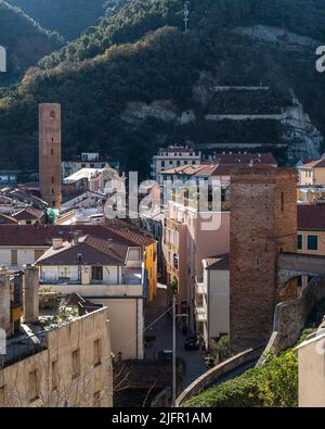 Vue sur Noli, l'un des plus beaux villages de la région de Ligurie, Italie Banque D'Images