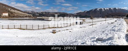 Vue panoramique sur le lac de Laceno en hiver, région Campanie, Italie Banque D'Images