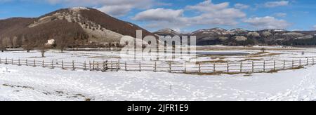 Vue panoramique sur le lac de Laceno en hiver, région Campanie, Italie Banque D'Images