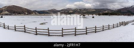 Vue panoramique sur le lac de Laceno en hiver, région Campanie, Italie Banque D'Images