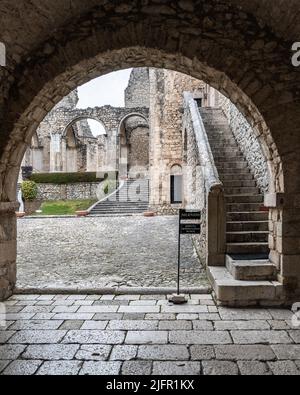 Ancienne abbaye médiévale d'Abbazia del Goleto, et abbaye de style roman, Sant'Angelo dei Lombardi, Campanie, Italie Banque D'Images