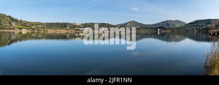 Vue panoramique sur le Lago d'Averno situé dans le quartier de Campi Flegrei, Pozzuoli, Campanie, Italie Banque D'Images