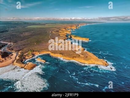 Vue aérienne de Blowhole et de Mutton Bird Island, Great Ocean Road, Victoria, Australie Banque D'Images