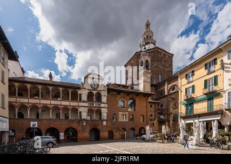 Pavia, Italie, 2022 mars - Piazza della Vittoria dans le centre historique de Pavia, avec le dôme de la cathédrale de Pavia et le bâtiment Broletto. Banque D'Images