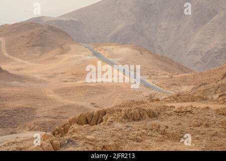 Chemin sinueux sur un flanc de montagne dans le désert, la mer Morte 'Israël. Banque D'Images