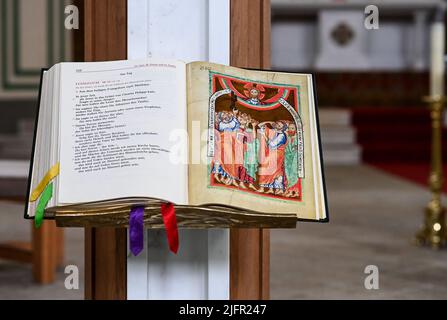 Potsdam, Allemagne. 29th juin 2022. Une Bible ouverte se trouve dans l'Église catholique de Saint-Pierre et de Paul. Credit: Jens Kalaene/dpa/Alamy Live News Banque D'Images